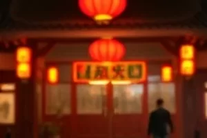 炉边夜话封面:灶膛里跳动的火苗映着老人侧脸