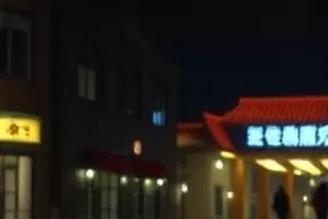旧钟表铺封面:橱窗里一排停在不同时刻的老钟表